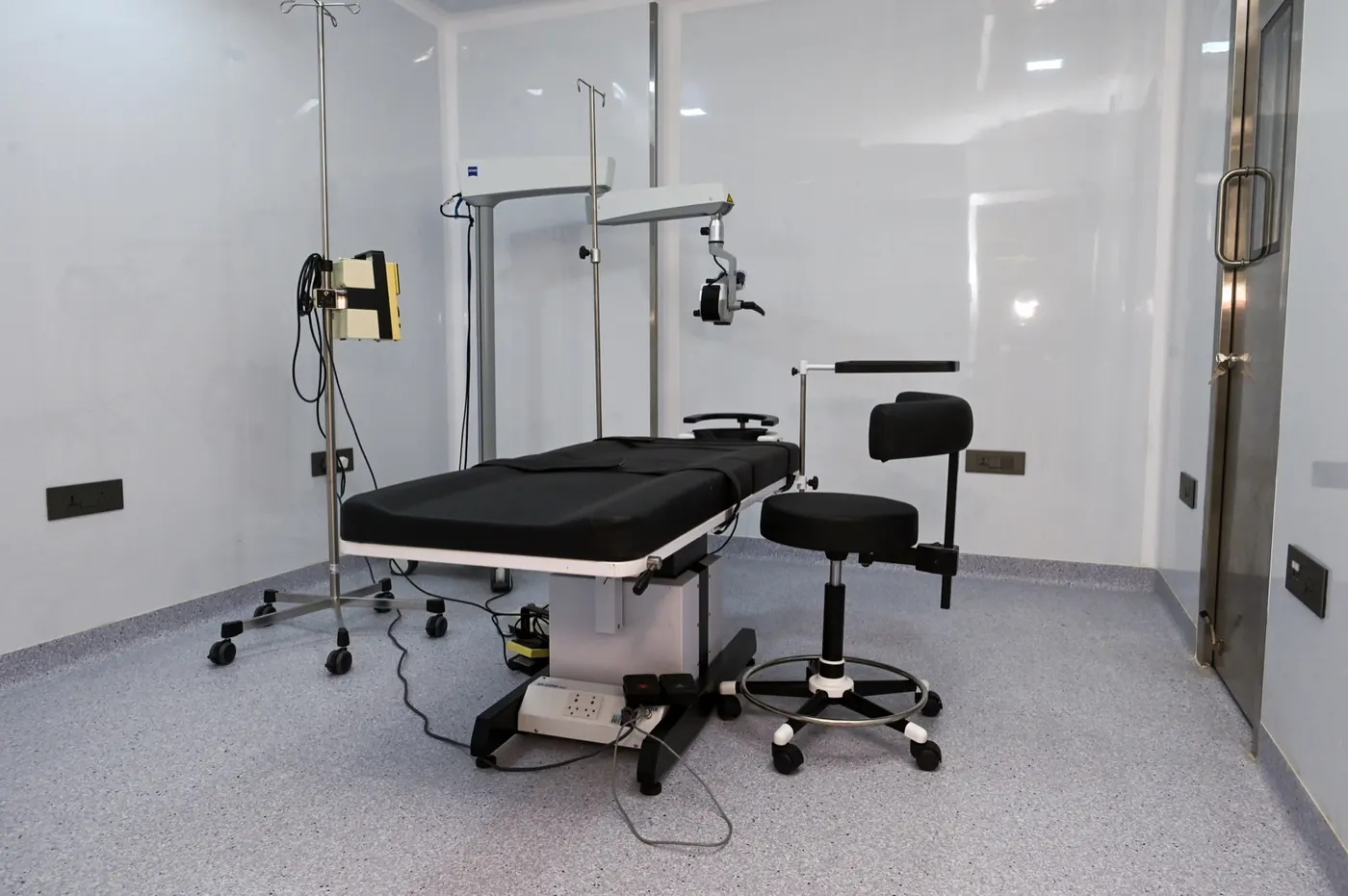 Modular operation theatre at Arham Eye Care, Ghatkopar East — sterile OT with motorised surgical table, ZEISS operating microscope and surgeon's console